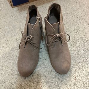Universal thread boots- never worn